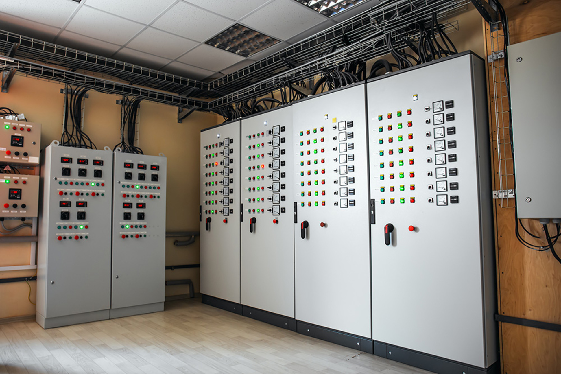 Schalt­anlagen­bau bei Rothe-Electronics in Rothenburg o.d.T